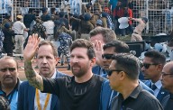 VIDEO: Disturbios obligan a evacuar a Messi en India -