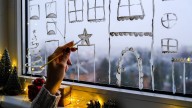 Cómo hacer en casa una mezcla para pintar ventanas con diseños navideños