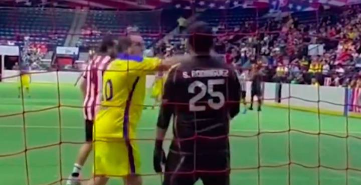 Cuauhtémoc Blanco pierde la cabeza y golpea a portero de Chivas