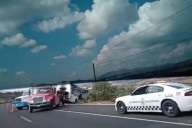 Autobús se incendia tras salida de camino en la carretera Pachuca