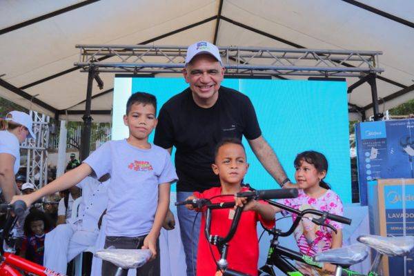 Alcalde Pinedo anuncia remodelación de cancha de Pastrana