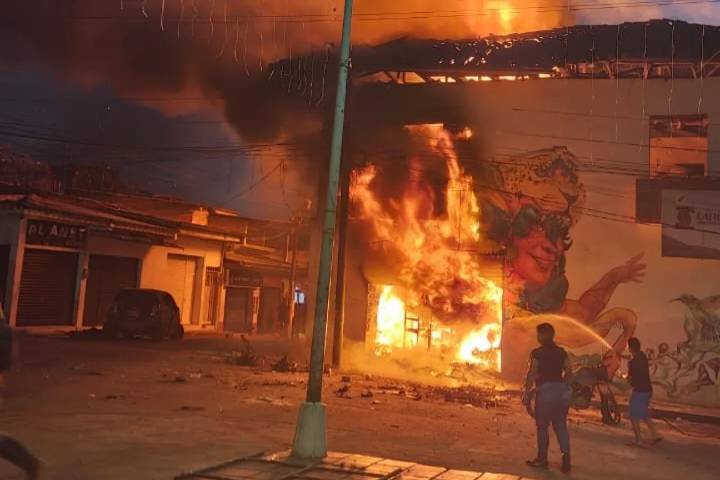 Explosión en Balboa sacude al Cauca: Ataque con motobomba desata incendio y pánico