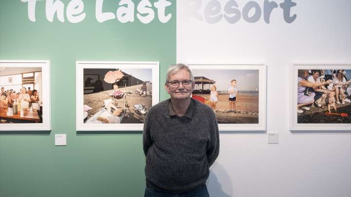 Muere a los 73 años el fotógrafo Martin Parr, reconocido por plasmar las singularidades de la sociedad británica con humor y fina ironía
