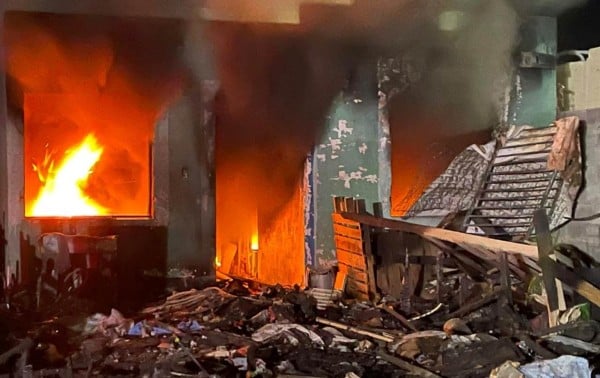 Arde casa abandonada durante la madrugada