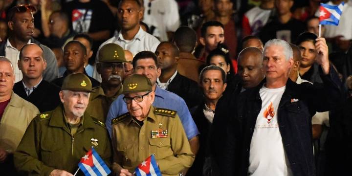 Cómo la élite militar cubana llevó al país a “una crisis terminal” que dejó al régimen al borde del colapso
