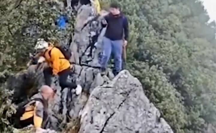 VIDEO: Turista cae al vacío al intentar tomarse una selfie en China y vive para contarlo