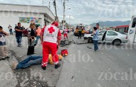 Vuelta imprudente provoca accidente en Otilio González, motociclista sale ileso