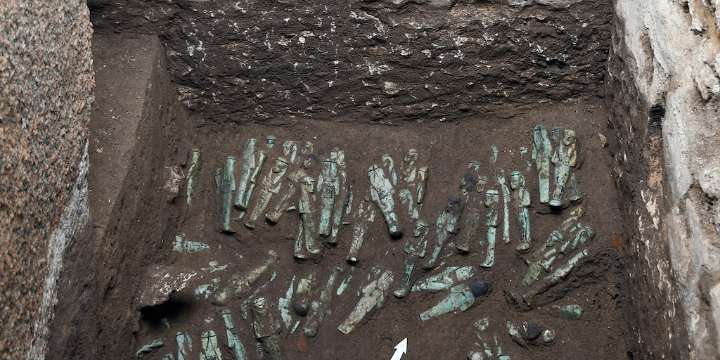 Hallazgo histórico en Egipto: descubrieron 225 estatuillas en una tumba de Tanis e identificaron al faraón Sheshonq III