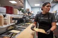 De lavaplatos a propietaria de la franquicia: Xiomara Rosa trae Bueno Y Sano a Holyoke