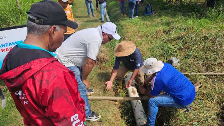 Alcaldía acompaña instalación de red de aguas servidas en comuna 4 Raíces en revolución
