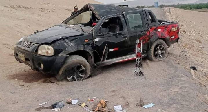 Ica: camioneta termina destrozada tras brutal volcadura en la Panamericana Sur