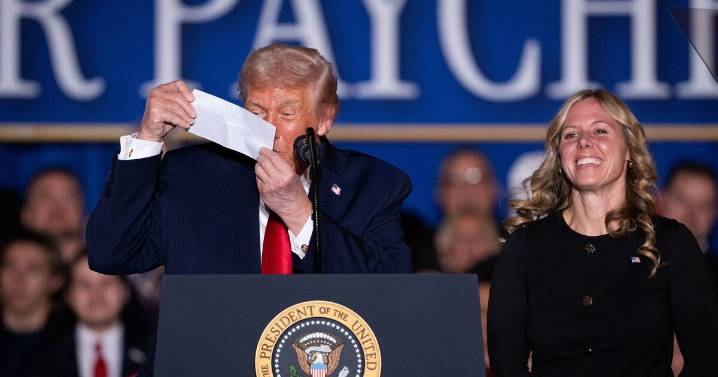 Moment Donald Trump ‘freezes’ live on Fox News as fans say ‘we need a doctor'