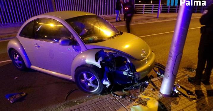 Un conductor triplica la tasa máxima de alcohol tras estrellarse contra una farola en Palma