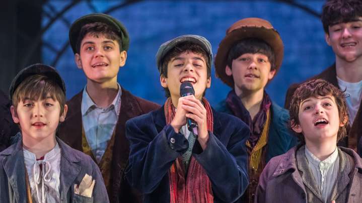 ¡Vídeo completo! Así fue la actuación de Gonzalo Pinillos junto al elenco de Oliver Twist