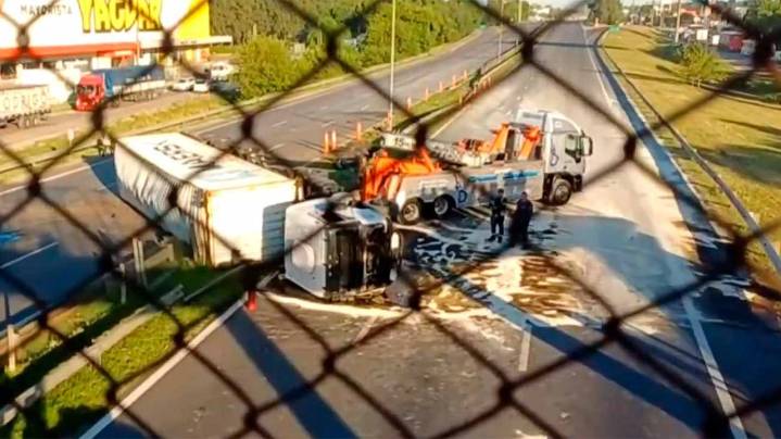 Accidente en Panamericana: volcó un camión con aceite y afectó la circulación en ambas manos