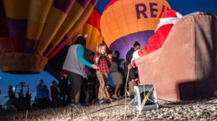 SEE THE PHOTOS: Flash Mob Balloon Glow in Longview draws crowd to meet Santa, Mrs. Claus