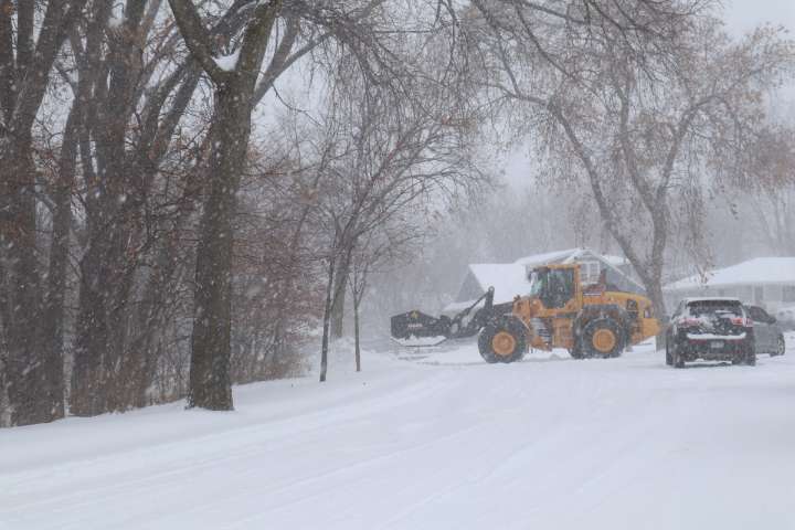 Boom-or-bust storm slams Minnesota today with heavy snow and 50 mph winds