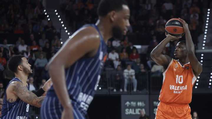 Valencia Basket maniata al Anadolu Efes con su defensa (94