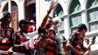 Flamengo la lía durante la celebración de la Libertadores al romper una parte de la copa y después pegarla con cinta
