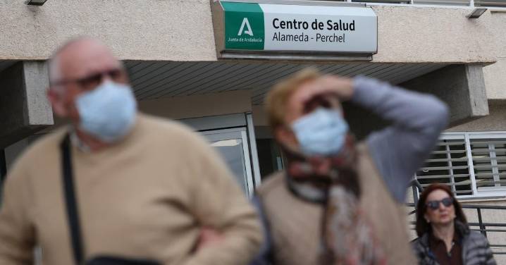 La gripe devuelve las mascarillas a los centros de salud: "No nos cuesta nada y podemos proteger mucho"