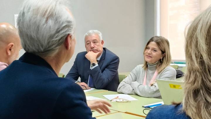 La primera visita de la nueva consellera de Educación: Acude a los centros destrozados por la dana en Utiel (Valencia)