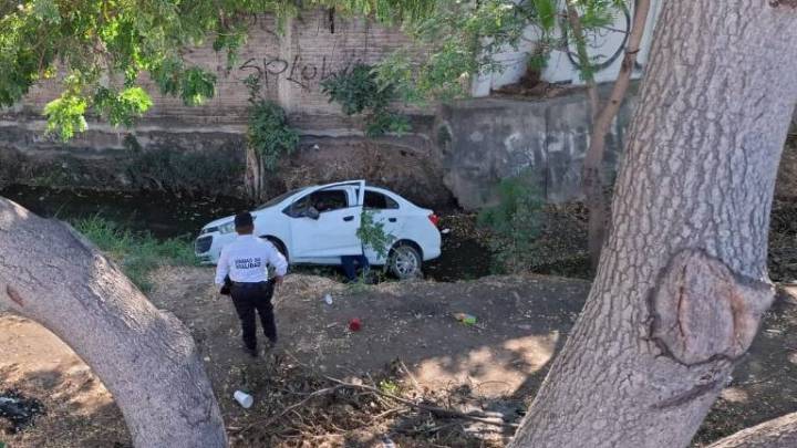 Auto cae a barranco del paso superior sur en Mazatlán