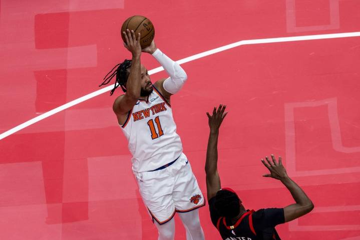 Deadspin | Jalen Brunson (35), Knicks beat Raptors in NBA Cup quarterfinals