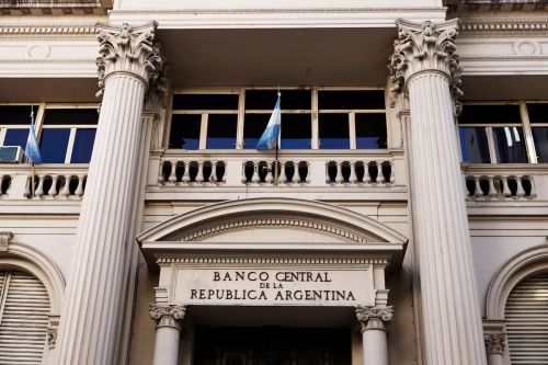 El BCRA desmonta restricciones cambiarias para impulsar la demanda de la licitación en dólares del Tesoro