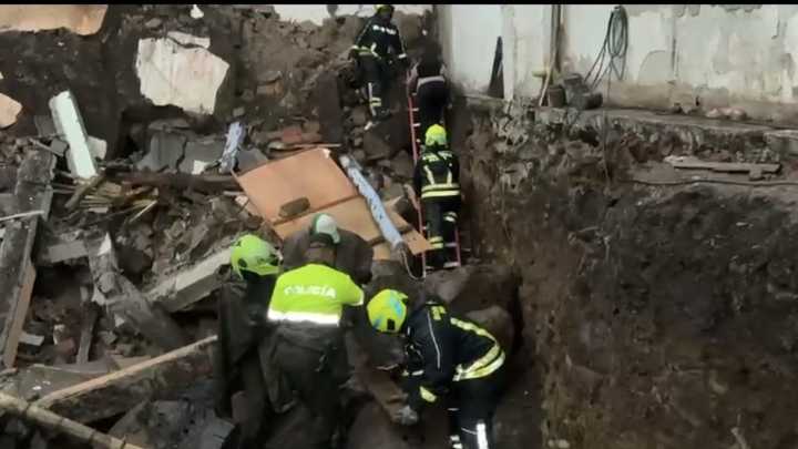 Se desplomó edificación en Pasto | Rescatan a ocho personas de dos familias, tras colapso de una vieja casona: ¿cómo fue el operativo contra reloj?