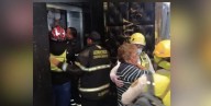 Se quedan 13 personas atrapadas en elevador de una tienda en CDMX