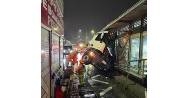 Camión chocó contra estación de Megabús en Pereira: conductor quedó atrapado
