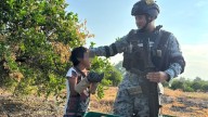 Niños jornaleros trabajan bajo resguardo militar en Apatzingán