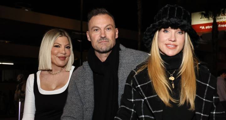 Tori Spelling Joins ‘Beverly Hills 90210′ Co-Star Brian Austin Green & His Fiancee Sharna Burgess at Hollywood Christmas Parade! | Brian Austin Green, Sharna Burgess, Tori Spelling | Celebrity News an