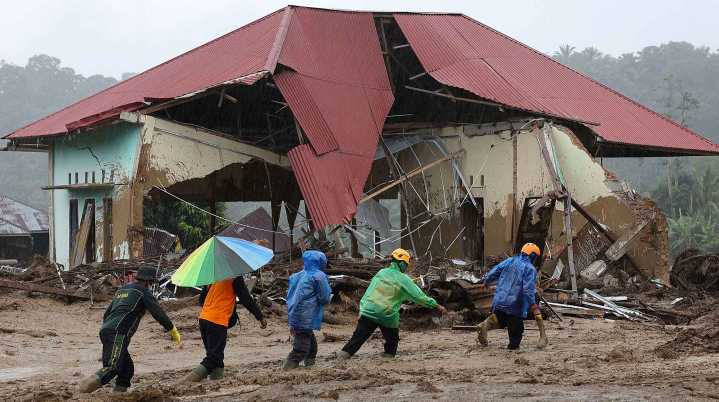 Inundaciones y derrumbes devastan la isla de Sumatra, e...