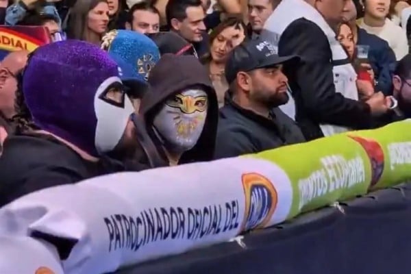 Vive Bad Bunny la lucha libre en CDMX previo a su gira