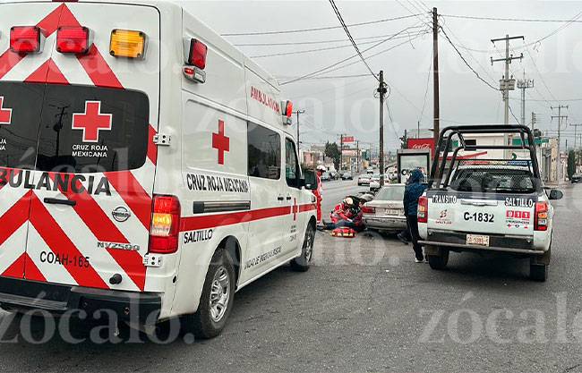 Taxista quita derecho de paso a motociclista y le provoca lesiones en la colonia Centenario