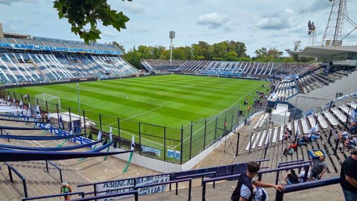Hincha de Gimnasia cayó desde la tribuna: qué dice el parte médico