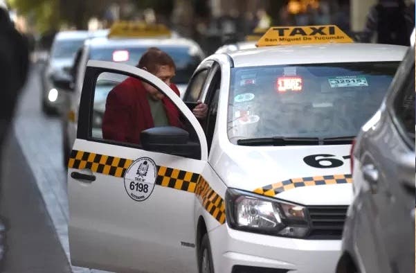 La Capital cuadruplica la cantidad de taxis que se recomienda para una ciudad de su tamaño