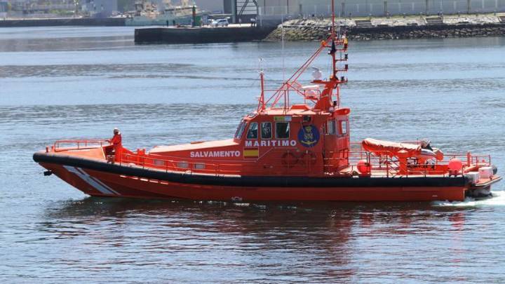 Un muerto y un desaparecido en el naufragio de una neumática en Cádiz