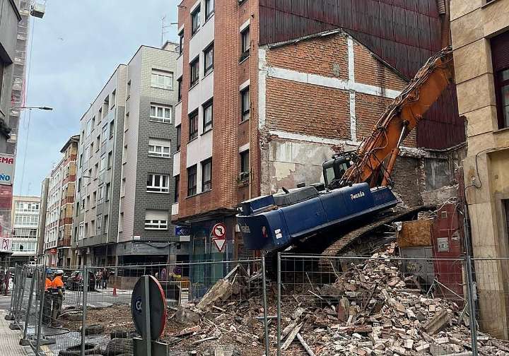 Derribado en Gijón el edificio de la calle los Pedregales cuyo mal estado obligó a cortar la calle