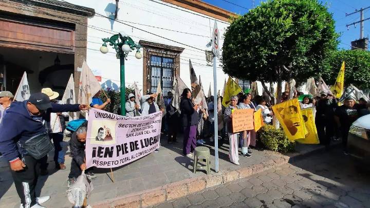 Comerciantes piden no ser retirados de tianguis sabatino del mercado Juárez