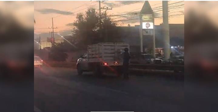 Joven en patines se sujeta de camioneta en avenida Miguel Alemán en Nuevo León y desata polémica