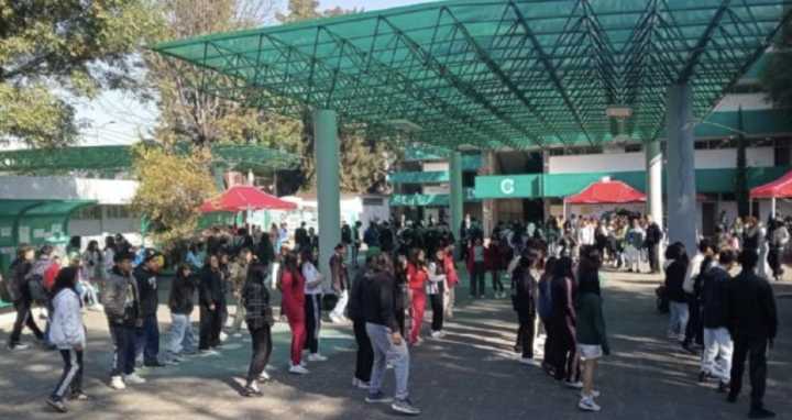 Encuentran cadáver afuera del Bachilleres 10, en la CDMX