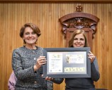 Develan estampilla postal por los 100 años  de la Refundación de la UdeG