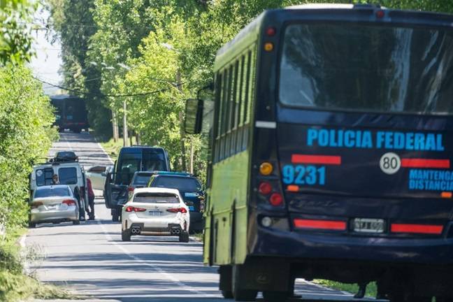 Allanamiento en la finca vinculada a dirigentes de la AFA: encontraron 45 autos de lujo y 7 motos