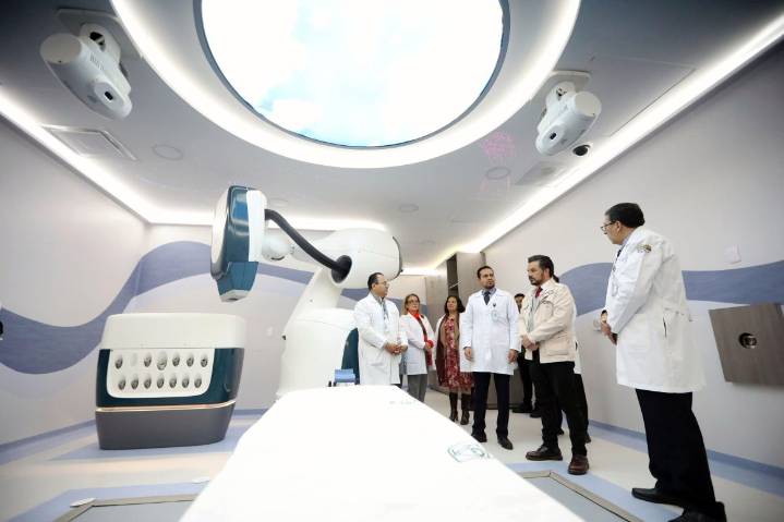 Inaugura Zoé Robledo tecnología Cyberknife del IMSS contra el cáncer