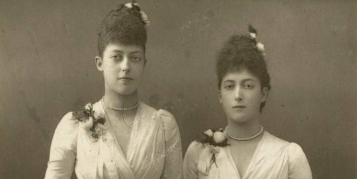 La inesperada foto de Zara inspirada en 1900 para vender un vestido blanco con cuello babero en 2025