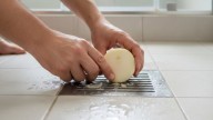 Frotar cebolla en las rejillas de casa: para qué sirve y por qué lo recomiendan