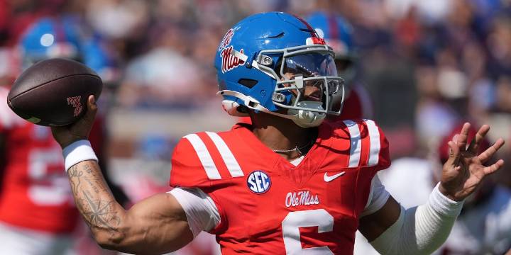 Former Ole Miss offensive coordinator Charlie Weis to coach team in playoffs
