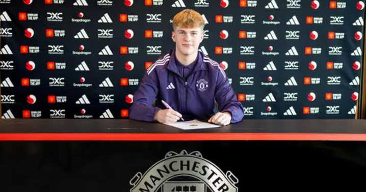 Manchester United complete signing of young goalkeeper
